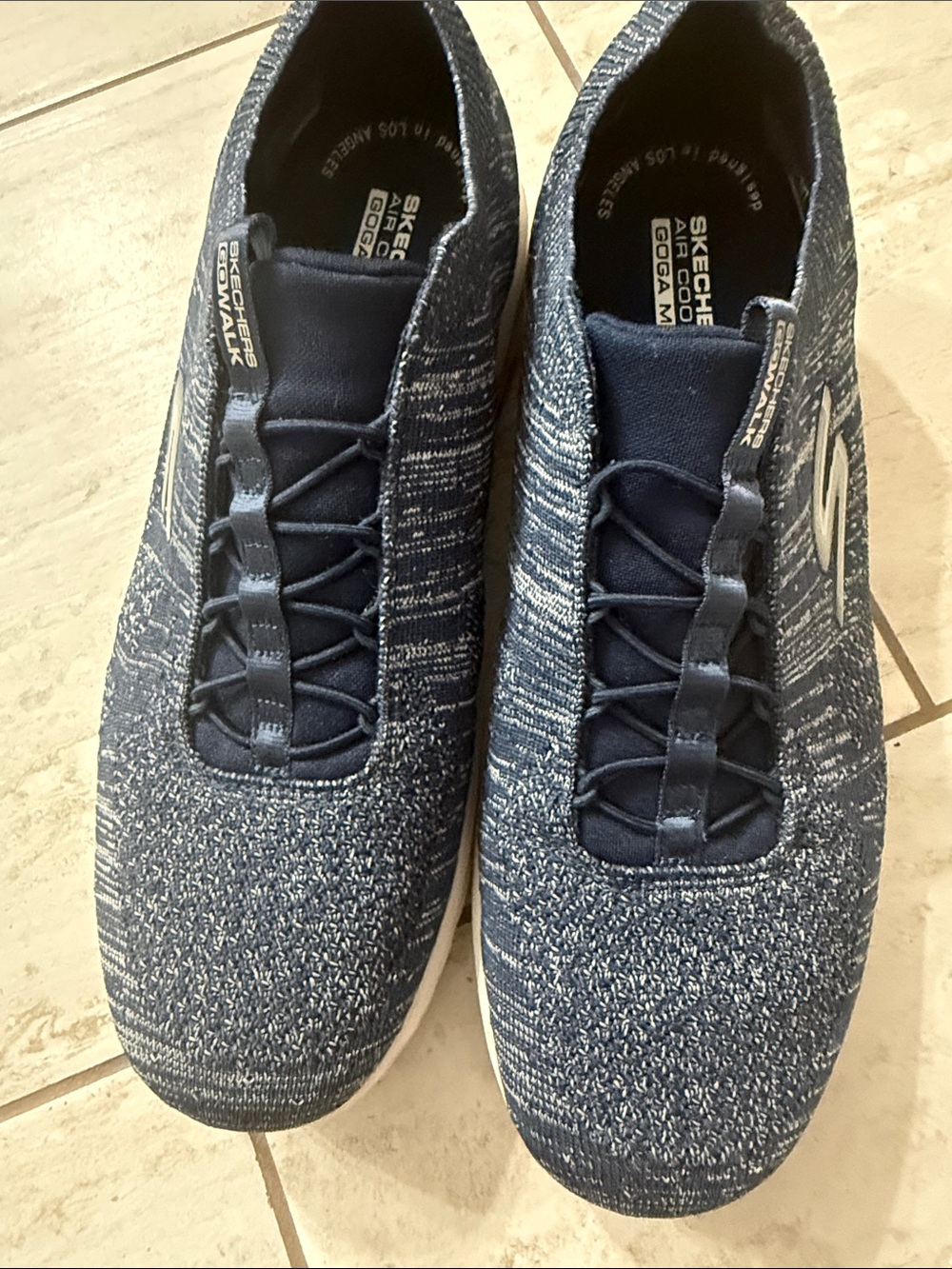 Skechers ladies  Navy and White Slip-On Knit Athletic Sneakers size 9.5 .. Go Wa